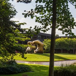 Die Skulptur Large Two Forms vor dem ehemaligen Bundeskanzleramt