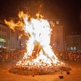 Das Martinsfeuer am Alten Rathaus