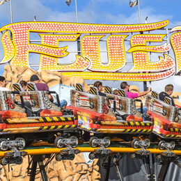 Mehrere Wagen einer Achterbahn auf Pützchens Markt