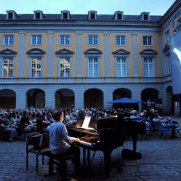 Klavierspieler bei den Stummfilmtagen im Arkadenhof der Universität