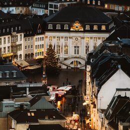 Das Alte Rathaus mit Weihnachtsbaum.