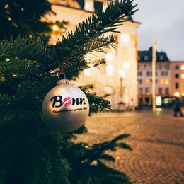 Weihnachtsbaum mit einer Kussmundkugel vor dem Alten Rathaus