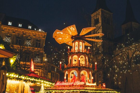 Glühweinpyramide auf dem Münsterplatz beim Bonner Weihnachtsmarkt.