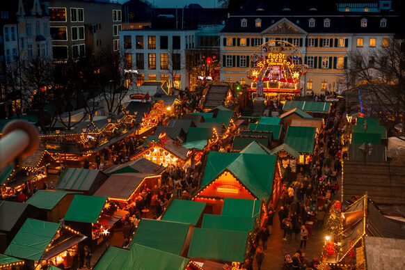 Blick von oben auf die Buden des Bonner Weihnachtsmarktes.