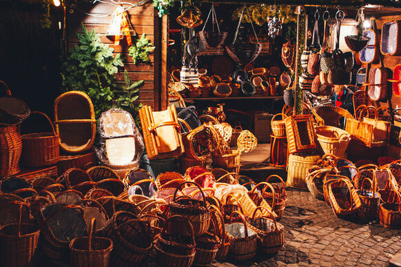 Ein Stand mit Körben auf dem Weihnachtsmarkt