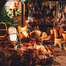 Ein Stand mit Körben auf dem Weihnachtsmarkt