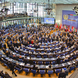 Der voll besetzte Plenarsaal während einer Konferenz