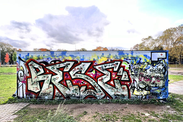 Graffiti auf dem Container im Reuterpark