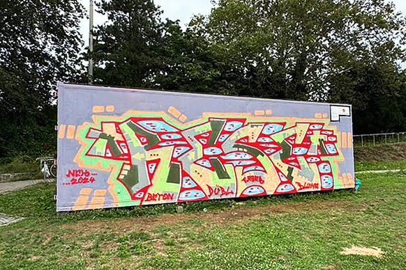 Graffiti auf dem Container im Reuterpark