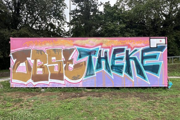 Graffiti auf dem Container im Reuterpark