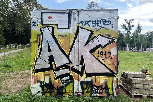 Graffiti auf dem Container im Reuterpark