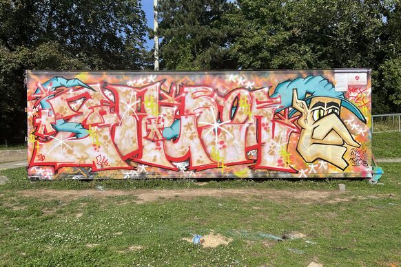 Graffiti auf dem Container im Reuterpark