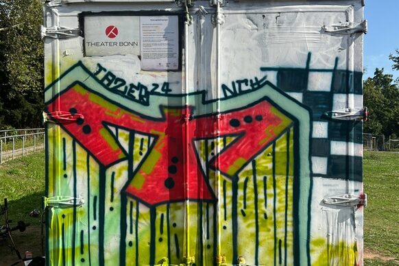 Graffiti auf dem Container im Reuterpark