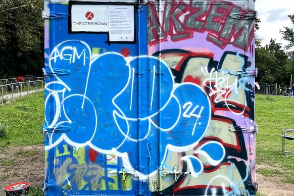 Graffiti auf dem Container im Reuterpark