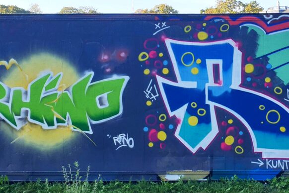 Graffiti auf dem Container im Reuterpark