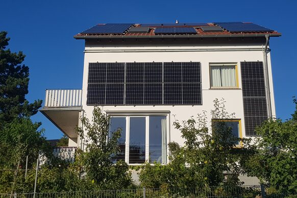 Haus mit PV-Anlage auf dem Dach und an den Wänden.