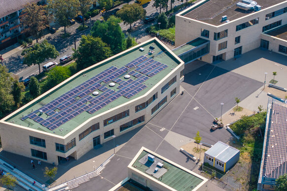 Die Anlage auf der Gesamtschule Bonns Fünfte im Stadtteil Kessenich hat eine Leistung von 66 kWp. Sie gehört zu den Anlagen, die seit der Unterzeichnung eines Rahmenvertrages zwischen Stadtwerken und Städtischem Gebäudemanagement ans Netz gegangen ist. Mit dem Rahmenvertrag soll der laufende PV-Ausbau deutlich beschleunigt werden.