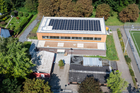 Auf der Turnhalle Wittestraße wurde eine Solaranlage mit einer Leistung von 51 kWp installiert. Weitere Anlagen werden folgen. Aktuell werden 300 städtische Gebäude im Rahmen einer Machbarkeitsstudie auf ihre PV-Tauglichkeit geprüft.