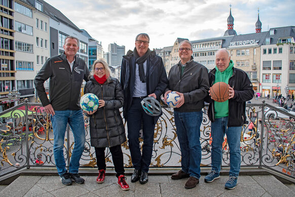 Freuen sich auf den Beginn des Projekts „Nachhaltigere Sportvereine Bonn“ (v.l.): Bernd Seibert (Geschäftsführer des Stadtsportbunds Bonn), Dr. Birgit Schneider-Bönninger (Sport- und Kulturdezernentin), Stefan Günther (Leiter des Sport- und Bäderamtes), Dr. Axel Kölle (Leiter des Zentrums für Nachhaltige Unternehmensführung), Elmar Heide-Schönrock (Sportpolitik- und -entwicklung des Stadtsportbunds Bonn).