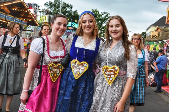 Drei Frauen beim Festzug