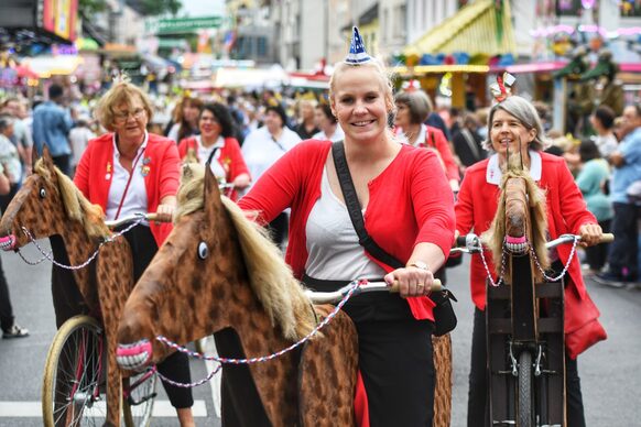 Frauen mit zu Pferden umfunktionierten Fahrrädern