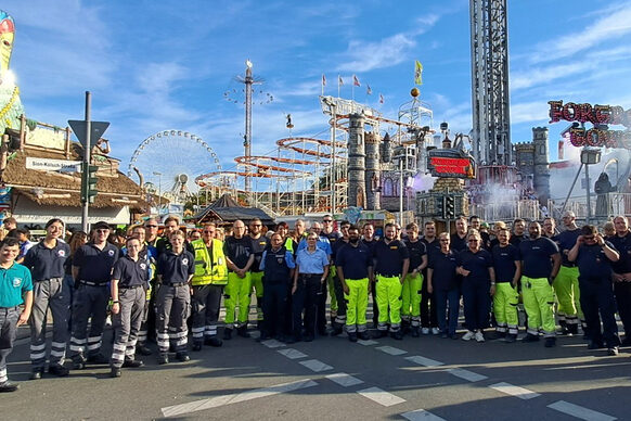 Einsatzkräfte bei Pützchens Markt