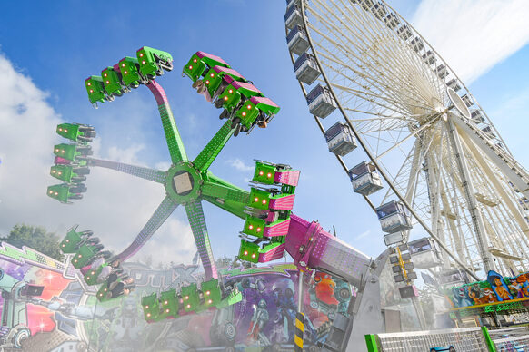 Fahrgeschäft und Riesenrad auf Pützchens Markt