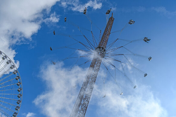 Fahrgeschäft und Riesenrad auf Pützchens Markt