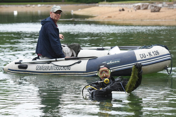 Mann im Schlauchboot und ein Taucher im Rheinauensee