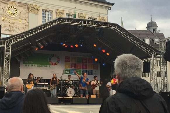 Musikerinnen und Musiker auf der Bühne vor dem Alten Rathaus