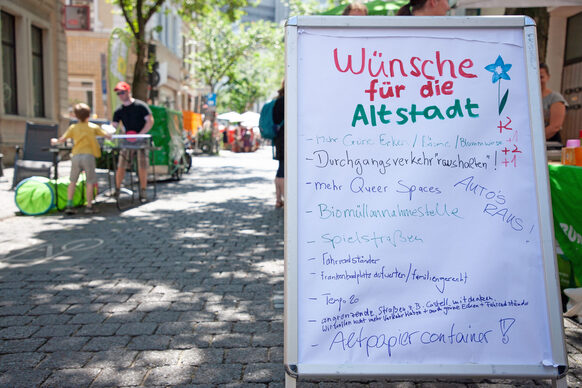 Auf einer Stelltafel haben Anwohnende Wünsche für die Altstadt notiert.