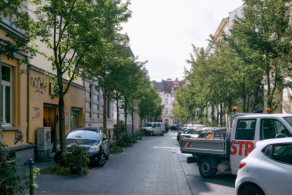 Das Bild zeigt die Michaelstraße in der Inneren Nordstadt an einem normalen Tag mit vielen parkenden Autos.