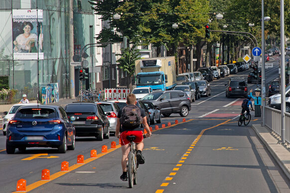 Ein Radfahrer fährt auf der neu abgegrenzten Radspur auf der Guido-Westerwelle-Brücke.