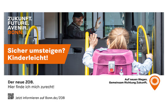 Das Plakat zeigt ein Kind mit einem rosa Schulranzen, das in einen Bus einsteigt