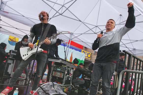 Die Band Kasalla beim Auftritt vor dem Beueler Rathaus