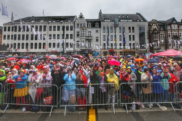 Der gut gefüllte Möhneplatz vor dem Rathaus