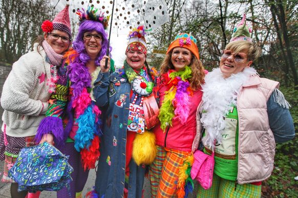 Bunt kostümierte Frauen lachen in die Kamera