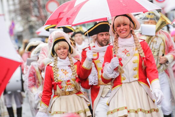 Funkenmariechen mit rot-weißen Regenschirmen