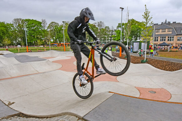 Die neue Skate-Anlage wird bei der Einweihung getestet.