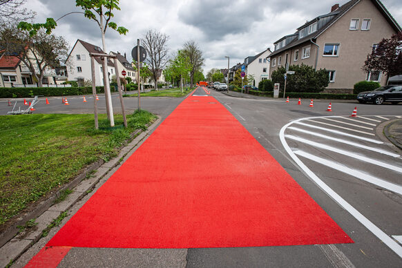 Großflächig rot markiert ist die Ringstraße an dieser Kreuzung, da dort die Fahrradstraße Vorfahrt hat.