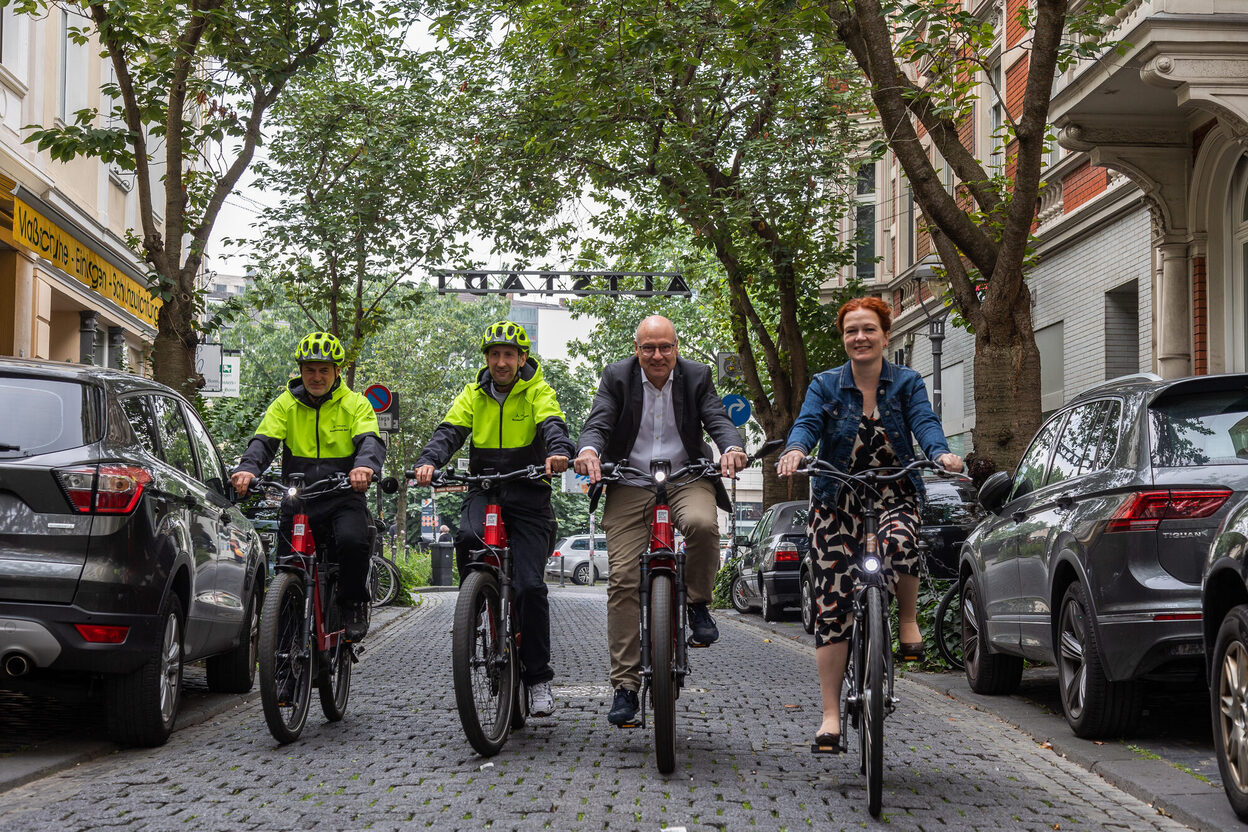 Mit dem Rad durch die Altstadt (v.l.): Dariusz Kozlewicz, Markus Bungs, Helmut Wiesner und Katja Dörner.