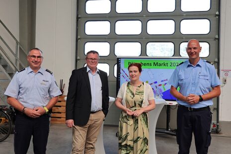 Gruppenbild stehend von links: Ronny Differding, Leiter Polizeiwache Ramersdorf, Polizeipräsident Frank Hoever, Oberbürgermeisterin Katja Dörner und Sascha Hessenbruch, Leiter des Kommunalen Ordnungsdienstes.