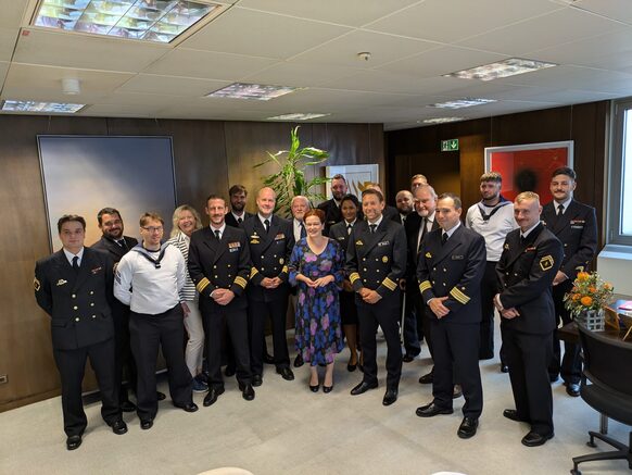 Eine Delegation des Einsatzgruppenversorgers "Bonn" besucht Oberbürgermeisterin Katja Dörner in ihrem Dienstzimmer im Stadthaus.