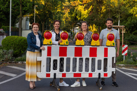 Oberbürgermeisterin Katja Dörner, Birgit Bocherding, Schulleiterin der Bodelschwinghschule, Stefanie Torno, Konrektorin Bodelschwighschule, und Johannes Bildstein, Konrektor der Marktschule stehen hinter einer mobilen Absperrbarke