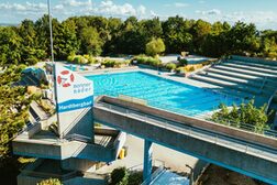 Drohnenaufnahme der Schwimmbecken im Hardtbergbad