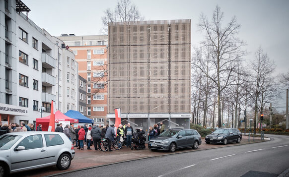 Das Foto zeigt das neue Fahrradparkhaus in Beuel, das mit Holz verkleidet ist.