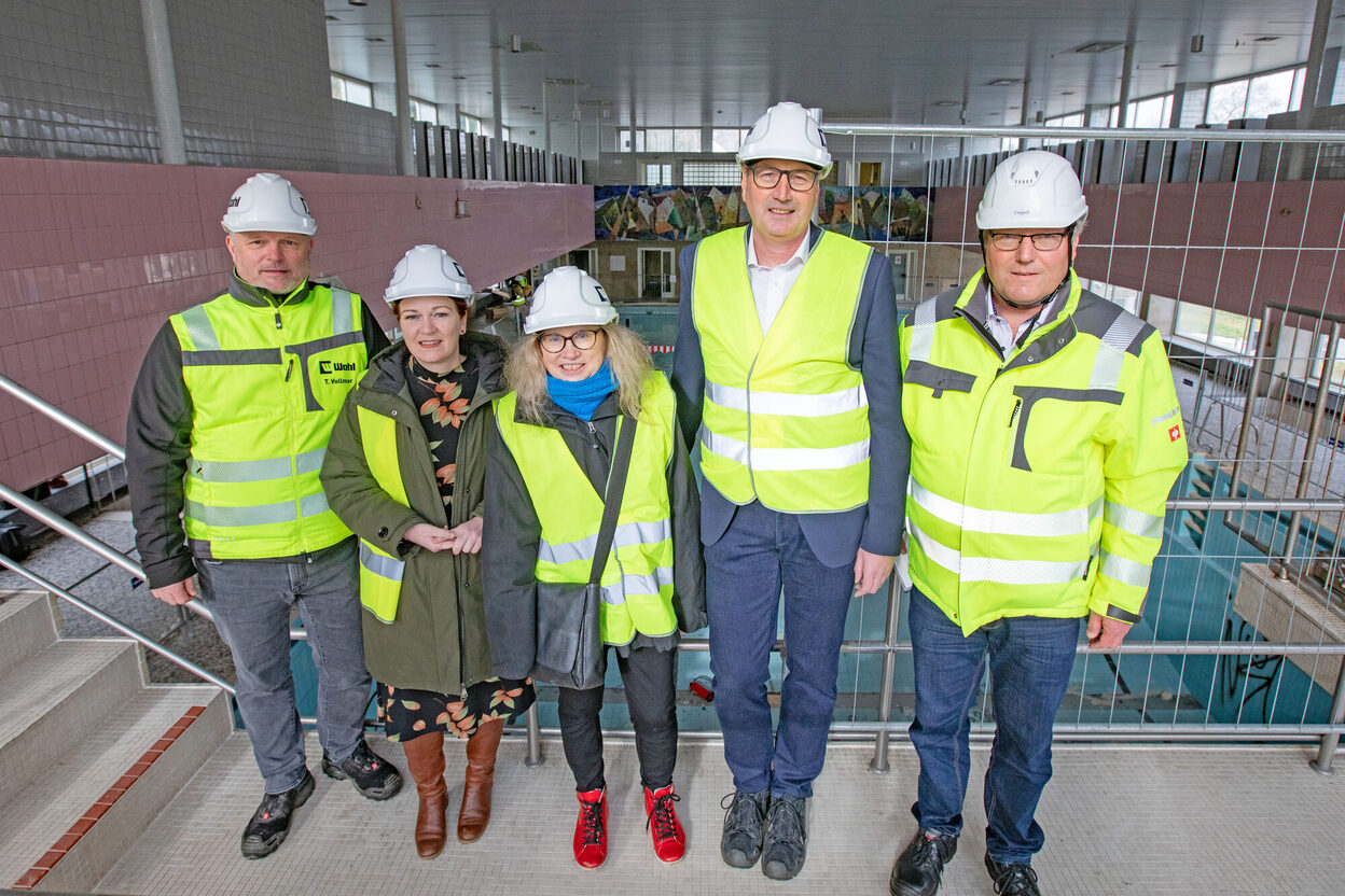 Thomas Vollmar, Oberbürgermeisterin Katja Dörner, Dr. Birgit Schneider-Bönninger, Stefan Günther und Wolfgang Ziegert vor dem alten Becken im Kurfürstenbad.