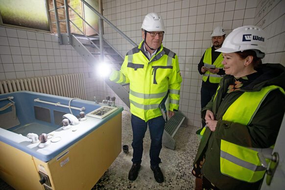 Projektleiter Wolfgang Ziegert zeigt bei einem Rundgang das Innere des Alten Kurfürstenbads vor seinem Abriss.