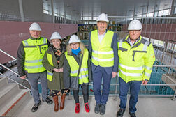 Thomas Vollmar, Oberbürgermeisterin Katja Dörner, Dr. Birgit Schneider-Bönninger, Stefan Günther und Wolfgang Ziegert vor dem alten Becken im Kurfürstenbad. Im Hintergrund ist das Mosaik von Paul Magar zu sehen, das im Neubau wieder eingebaut werden soll.