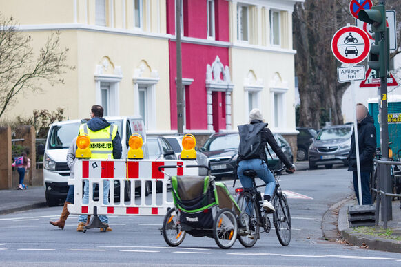 Eine Absperrbake steht morgens vor Schulbeginn der Paul-Gerhardt-Schule an der Ecke Neustraße/Goetheallee.